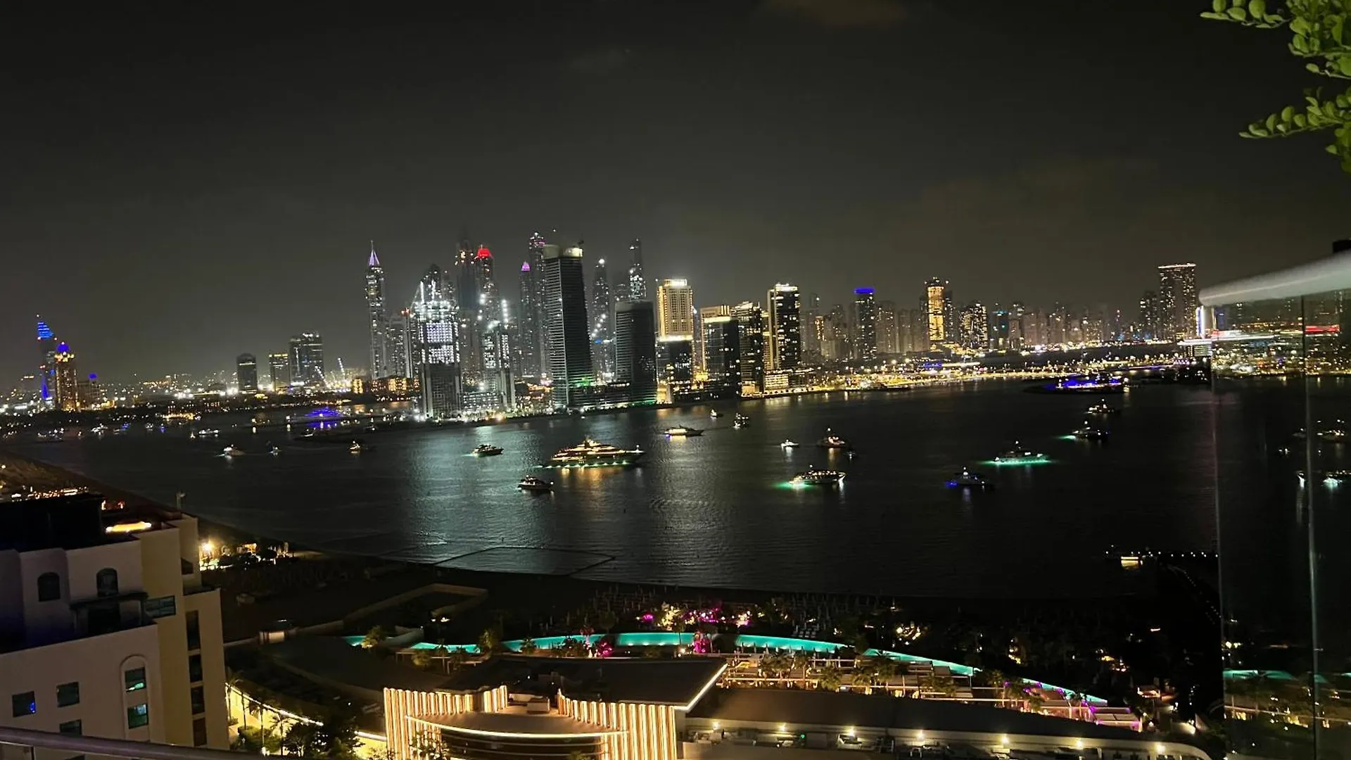 Stunting Studio Seven Palm Jumeirah contacts